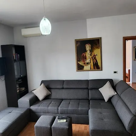Flori Penthouse 3 * Tirana